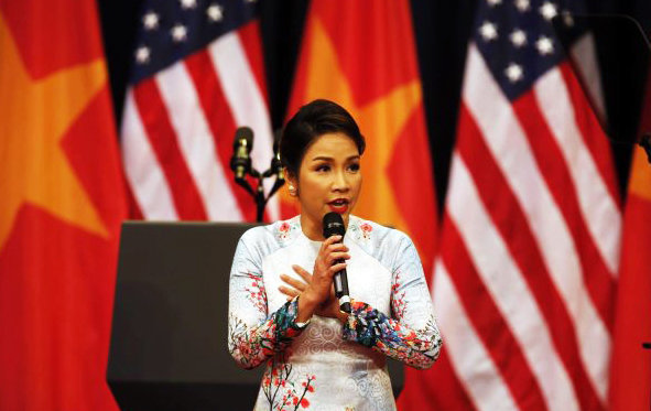 Tranh cãi quanh việc Mỹ Linh hát quốc ca chào mừng Obama