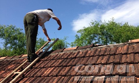 Máy bay hạ cánh làm tốc mái nhà dân?